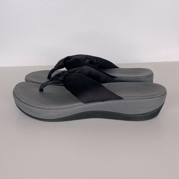 Clarks Cloudsteppers Women's Sandals Size 9 Black Thong Wedge Sandals Soft Knit - Picture 1 of 8